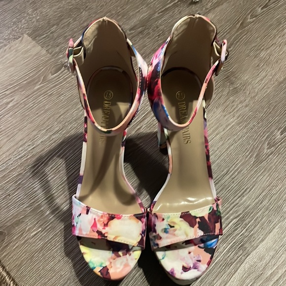 Dream Pairs floral heels - Picture 3 of 6